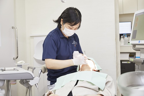 矯正専門医院では困難なことも歯科医師・歯科衛生士ともに複数在籍の当院では可能です